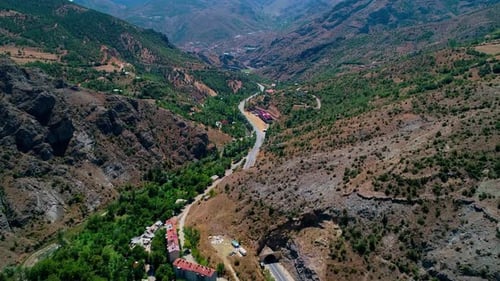Autopista moderna que sigue un río a través de Mountain Valley
