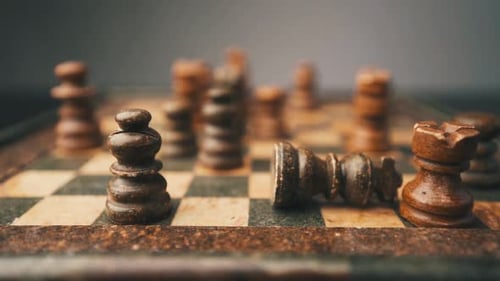 Le roi noir des échecs tombe au ralenti à Checkmate