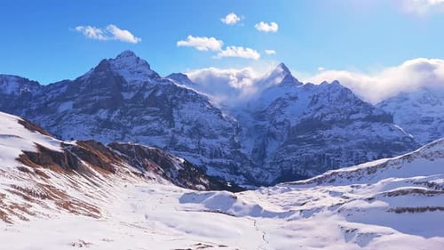 Vista aérea de las montañas Wetterhorn y Schreckhorn en invierno, Suiza