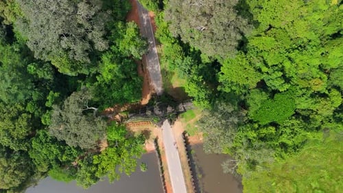 Drone filmé de haut en bas tournant dans le sens des aiguilles d'une montre au-dessus de la porte de la victoire, Angkor Thom, Siem Reap