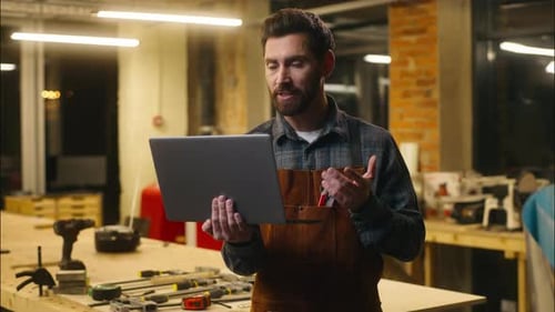 Fröhlicher kaukasischer Schreiner Mann Guy Wood, Baumeister, begrüßt den Architekten, der Videokonferenz spricht