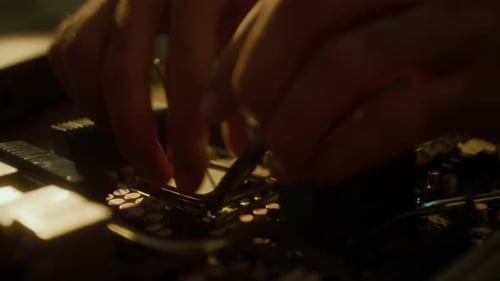 Nahaufnahme einer unbekannten Person, die die CPU vom Motherboard entfernt