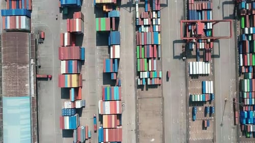 Riesiger Industriehafen mit Containern, Frachtcontainerschiff, das Ladung im Hafen bewegt, globaler Logistik und