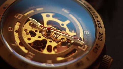 Nahaufnahme einer Steampunk-Armbanduhr im Zeitraffer