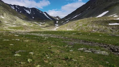 Vue aérienne : Les pentes du mont Telposiz, le principal sommet du nord de l'Oural
