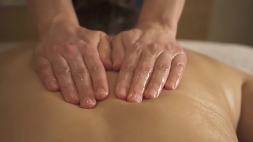 Spa-Mädchen gibt einer Kundin eine entspannende Massage