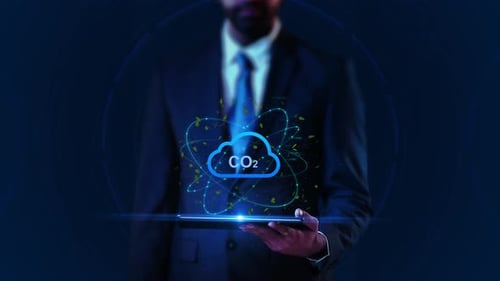 Figure d'homme professionnel tenant la durabilité environnementale, le changement climatique, l'empreinte carbone