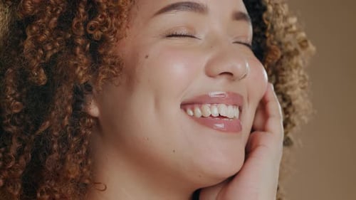 Mulher negra ri, rosto de perto e bem-estar cosmético de uma modelo em um estúdio com felicidade