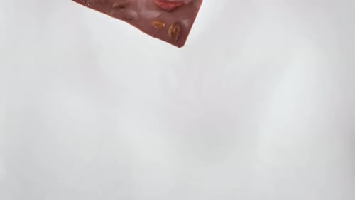 Barra de chocolate con fresas y almendras