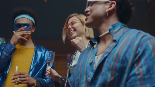 Grupo de amigos fazendo festa em casa