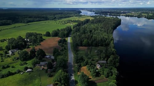 Impresionante vista aérea que muestra un río tranquilo que fluye a través de exuberantes campos verdes de campo
