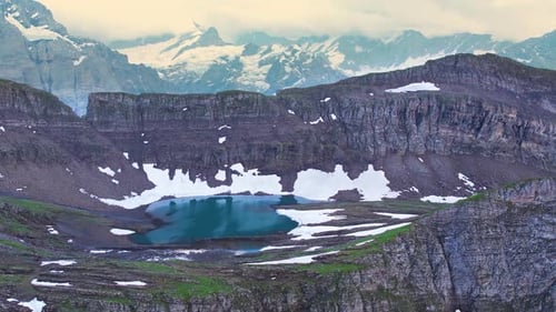 Vue aérienne du lac Haxeseewli dans les Alpes suisses