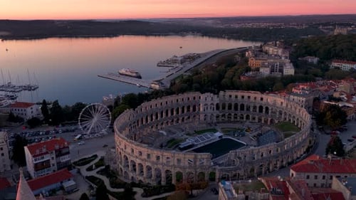 Vue aérienne de l'arène et du port de Pula, en Croatie.