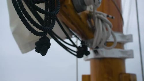 Vela izada en barco de madera, velero en cámara lenta