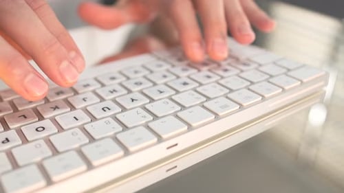 Angle Shot erfasst Hände, die Text für die Arbeit oder Korrespondenz eingeben