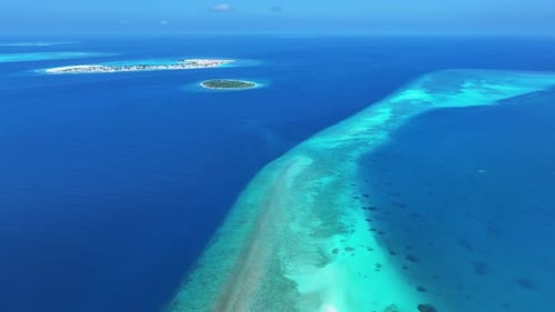 Aerial view of islands and turquoise waters, Maldives.