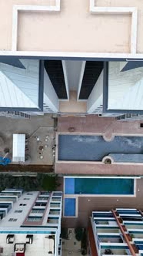 Vídeo vertical que muestra el drama de la naturaleza: construcción de piscinas de verano en medio de tormentas