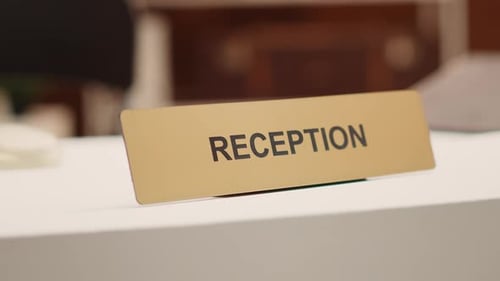 Plaque de réception dans le hall de l'hôtel