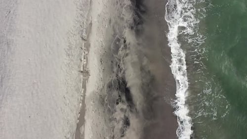 Imágenes aéreas de Zumbido de olas en la playa durante el día.