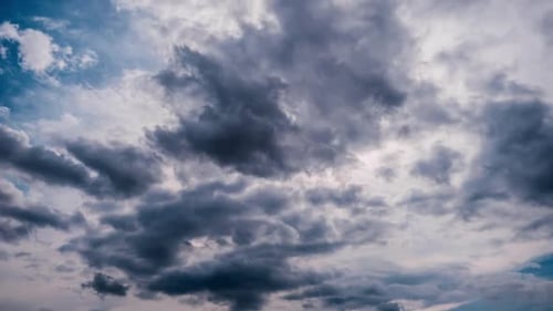 Zeitraffer grauer Wolken, die sich am Himmel bewegen