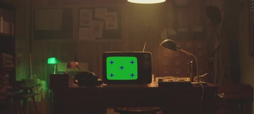 Un téléviseur vintage dans une atmosphère rétro