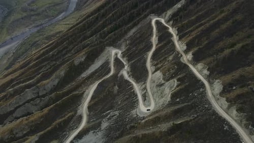 Landschaftsaufnahme einer Serpentinenstraße in den gefährlichen Bergen des Altai Die Touristenstraße in