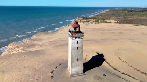 Explorez le paysage côtier à couper le souffle du phare de Rubjerg Knude Fyr dans le Jutland, au Danemark