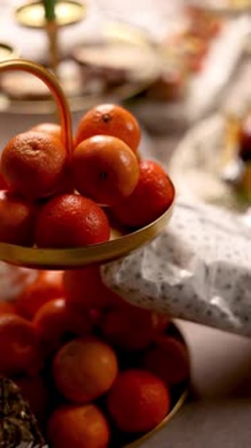 Fête du Nouvel An et de Noël. De délicieux plats sont sur la table