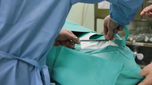 Surgical Operation Creative Ein heller, großer Raum, in dem Chirurgen bei der Durchführung von Operationen beobachtet werden können