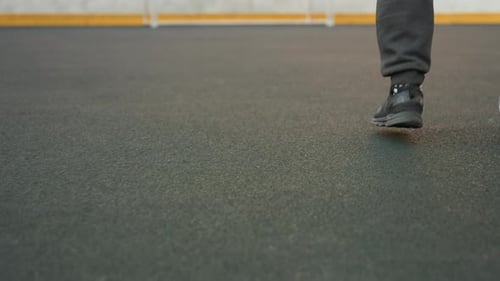 Ballon de soccer dribble sur une arène sportive avec un mouvement de précision