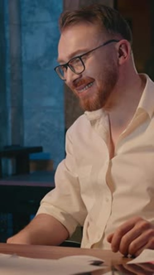 Sorgloser Geschäftsmann in der Nacht, Büro, sprechende Webkamera-Videokonferenz mit Computer