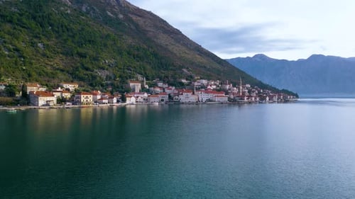 Idyllische Stadt Perast, malerische Panoramaaufnahme am Wasser, Montenegro, Adria