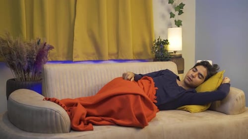 Un homme ronfle pendant son sommeil.