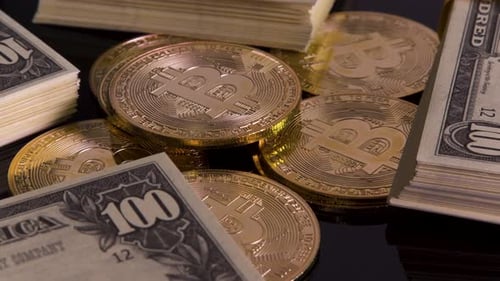 Transformation de bitcoins dorés entourés de piles de billets de cent dollars sur fond noir, cryptocu