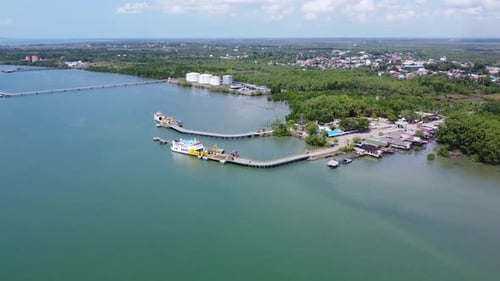 Ships that are loading passengers at the port to cross the ocean