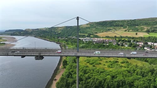 Pont pour véhicules Erskine enjambant la rivière Clyde à Glasgow
