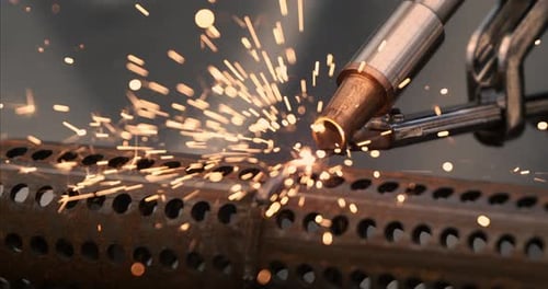 Laserschweißgerät. Aufgenommen mit einer Superzeitlupenkamera mit 1000 Bildern pro Sekunde. Das Laserschweißen wird in Nahaufnahme gezeigt