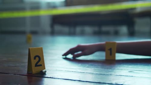Close-up de uma cena de crime na casa de uma pessoa falecida Homem morto Linha Policial: pistas e evidências, série