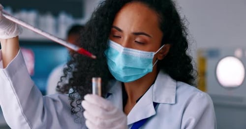 Gesichtsmaske, Wissenschaftler und Blutprobenröhrchen für Impfstoffforschung, wissenschaftliche Prüfung oder Gesundheitslösung