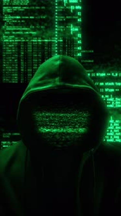 Hacker con capucha y cara estropeada Código digital abstracto de computadora en segundo plano, Dark Web o