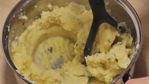Procédé de fabrication de la purée de pommes de terre - Purée infusée à l'aneth préparée avec un presse-purée noir