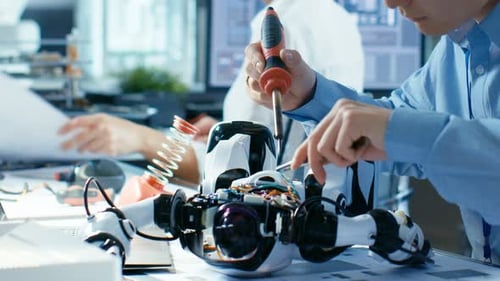 Der Elektronikingenieur arbeitet mit Robotern, Lötdrähten und Schaltungen. Forschungslabor Informatik