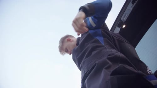 Vue rapprochée vers le haut alors que le plongeur sur glace enfile une combinaison étanche avant la plongée de pénétration