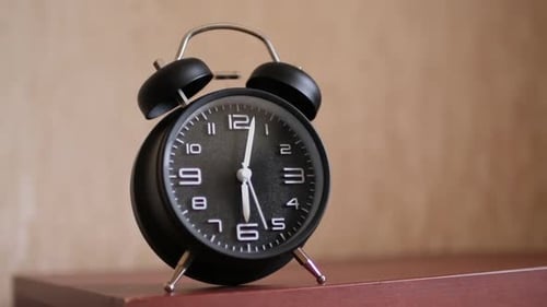 Réveil rétro Alone Indoor Une horloge rétro qui sonne le matin sur la table de chevet de la chambre
