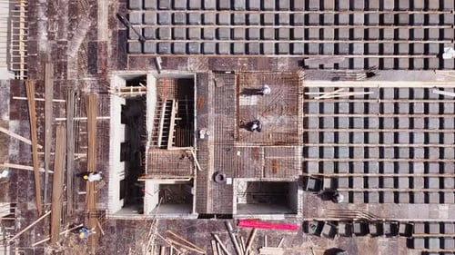Vista aérea de un sitio de construcción con grúas en funcionamiento