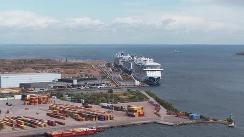 Große Containerkräne an einem Schiffsterminal im Hafen von Kopenhagen, Panoramaaufnahme aus der Luft