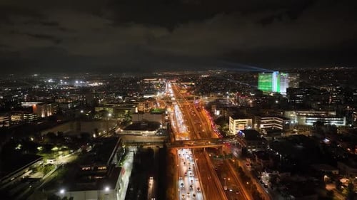 Luftaufnahme einer Stadtautobahn mit nächtlichem Verkehr