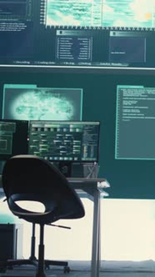 Vidéo verticale Salle de cybersécurité gouvernementale vide avec écrans d'ordinateurs et de logiciels