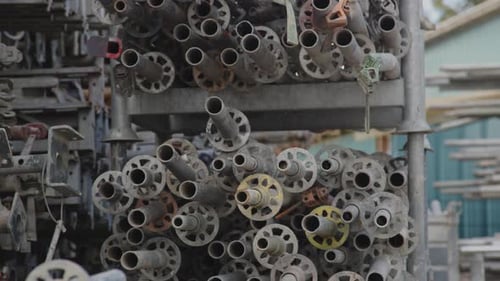 Inclinaison des normes d'échafaudage de construction stockées sur un chantier industriel par une journée ensoleillée