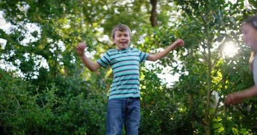 Trampolín, feliz o los niños juegan en el patio trasero para divertirse durante las vacaciones para relajarse juntos
